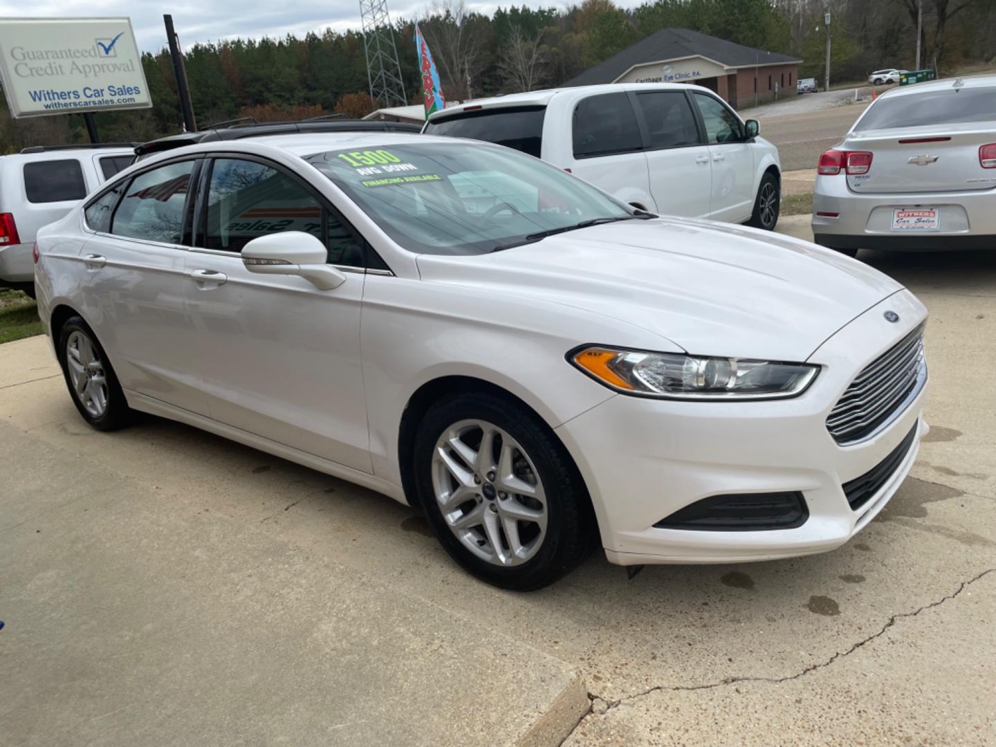 2016 White /Black Ford Fusion SE (3FA6P0H76GR) with an 2.5L L4 DOHC 16V engine, 6-Speed Automatic transmission, located at 204 Hwy. 16 East, Carthage, MS, 39051, (601) 267-7277, 0.000000, 0.000000 - Photo#2